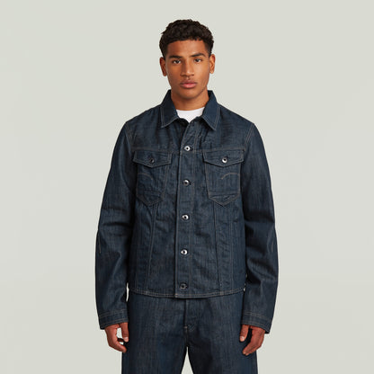 Chaqueta 3D Dart Slim La Slim 3D Dart Jacket tiene un fit slim moderno con diseño tridimensional para mayor libertad de movimiento. Su cierre con botones y cuello camisero aportan un