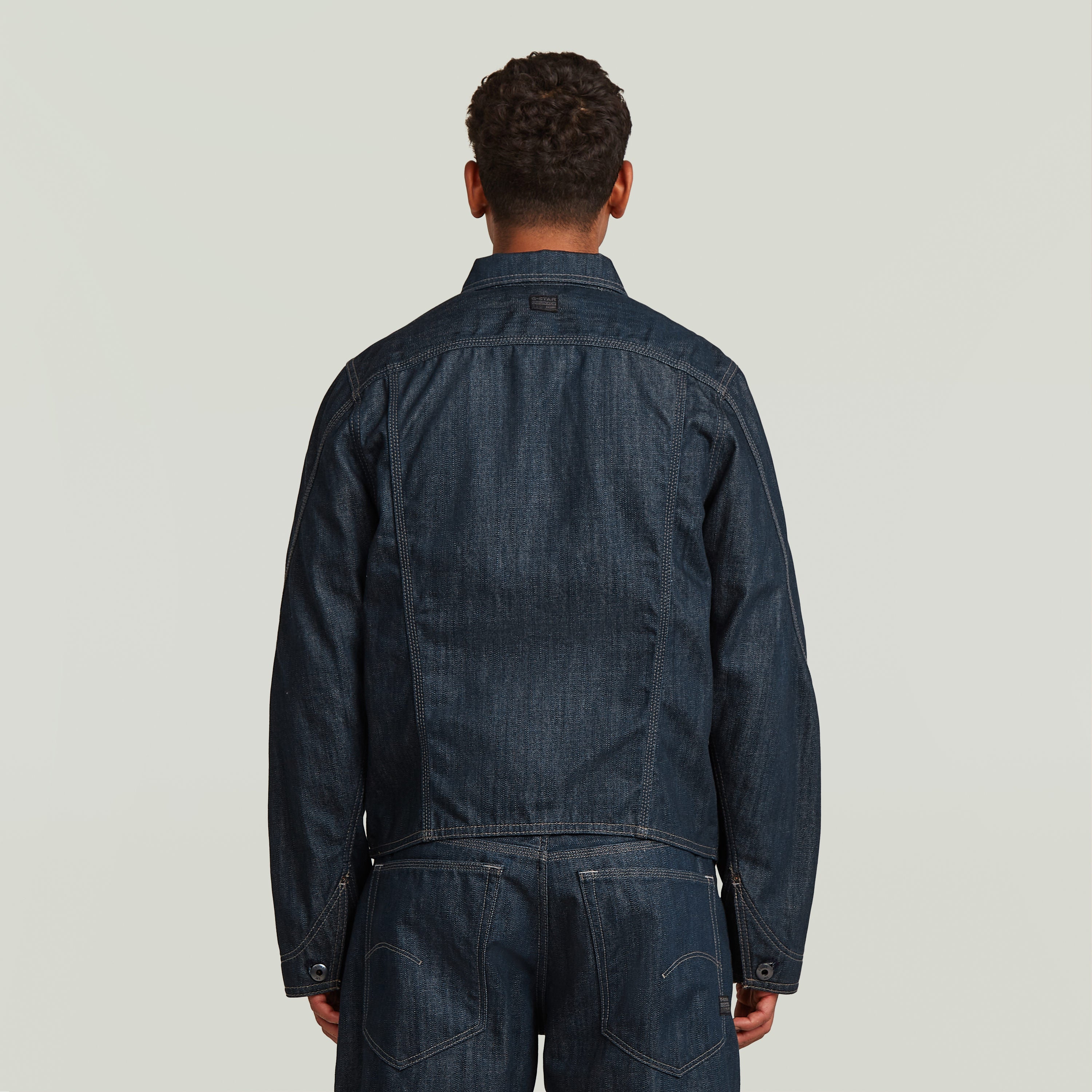 Chaqueta 3D Dart Slim La Slim 3D Dart Jacket tiene un fit slim moderno con diseño tridimensional para mayor libertad de movimiento. Su cierre con botones y cuello camisero aportan un