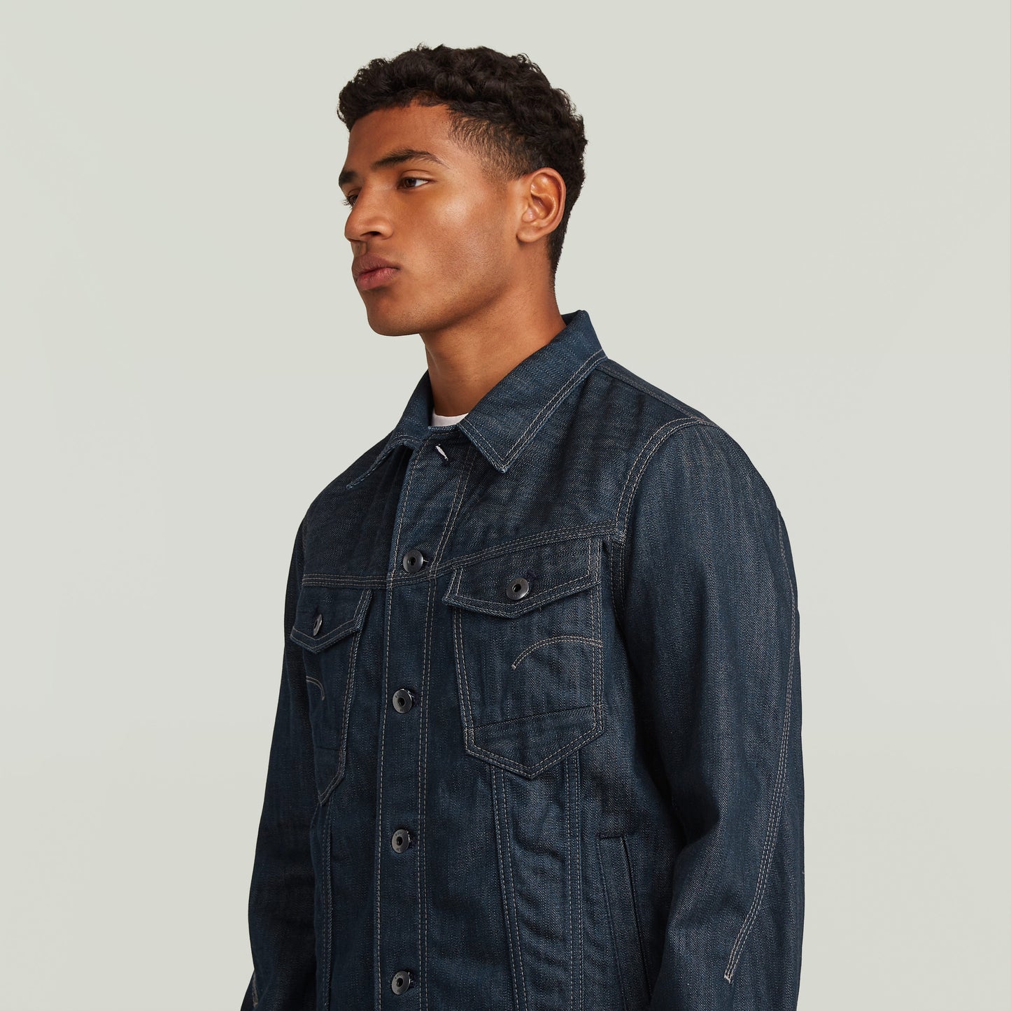 Chaqueta 3D Dart Slim La Slim 3D Dart Jacket tiene un fit slim moderno con diseño tridimensional para mayor libertad de movimiento. Su cierre con botones y cuello camisero aportan un