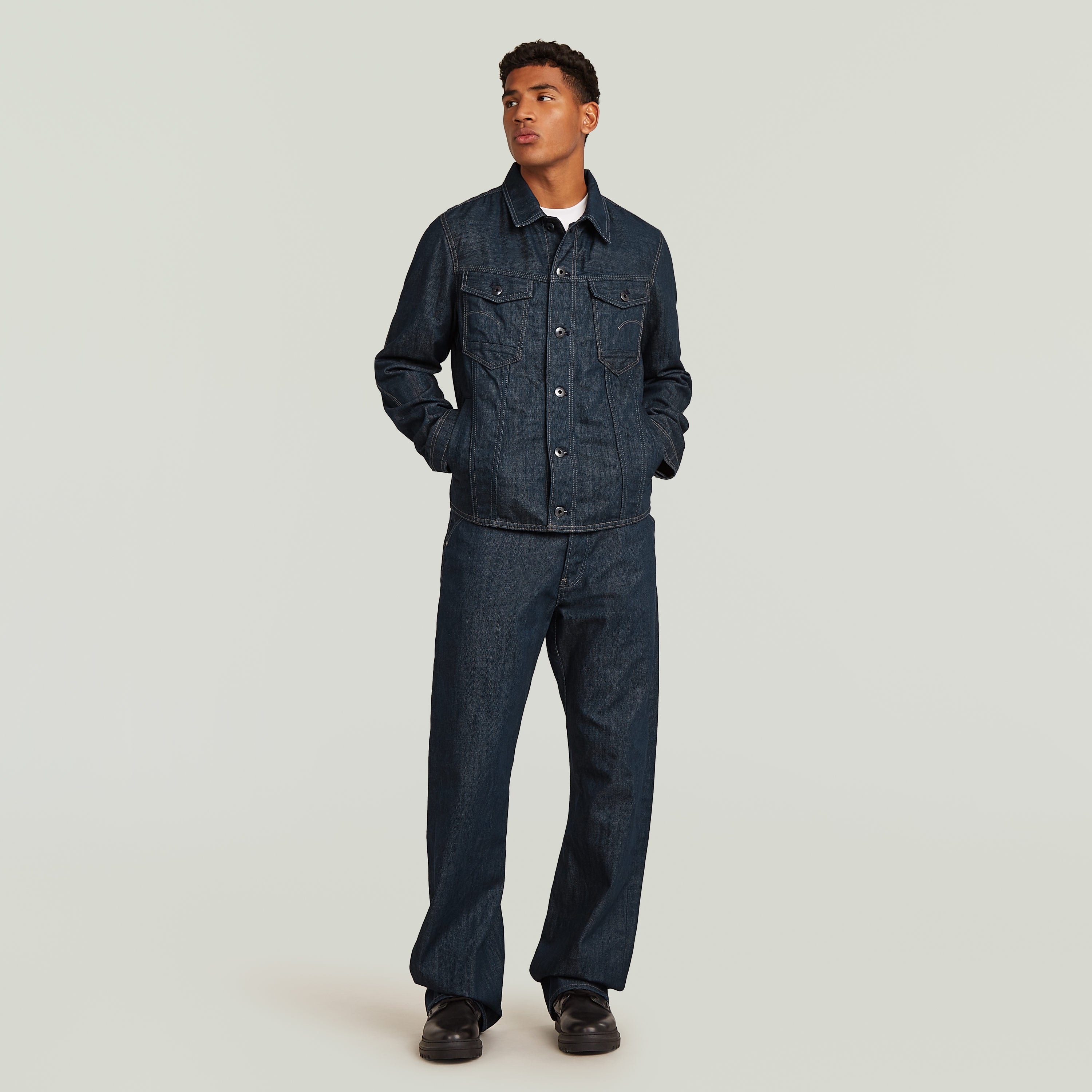 Chaqueta 3D Dart Slim La Slim 3D Dart Jacket tiene un fit slim moderno con diseño tridimensional para mayor libertad de movimiento. Su cierre con botones y cuello camisero aportan un