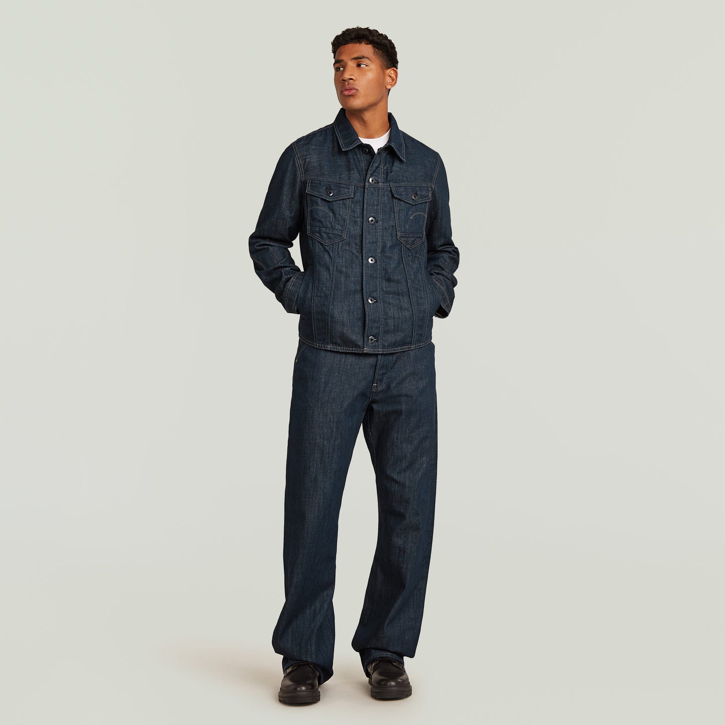 Chaqueta 3D Dart Slim La Slim 3D Dart Jacket tiene un fit slim moderno con diseño tridimensional para mayor libertad de movimiento. Su cierre con botones y cuello camisero aportan un