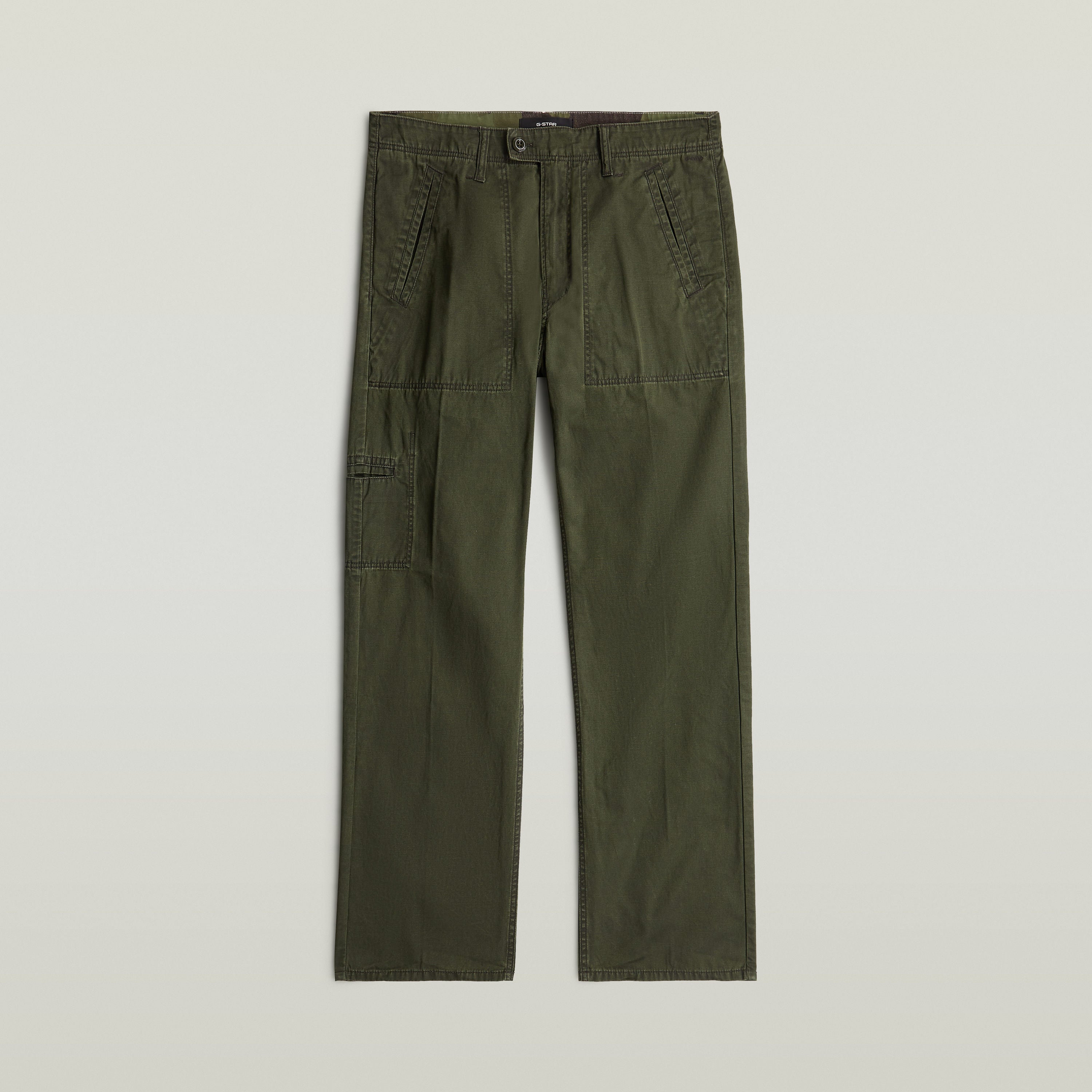 Chino Reversible Relaxed Straight en color verde olivo, estilo moderno, diseño reversible, 100% algodón.