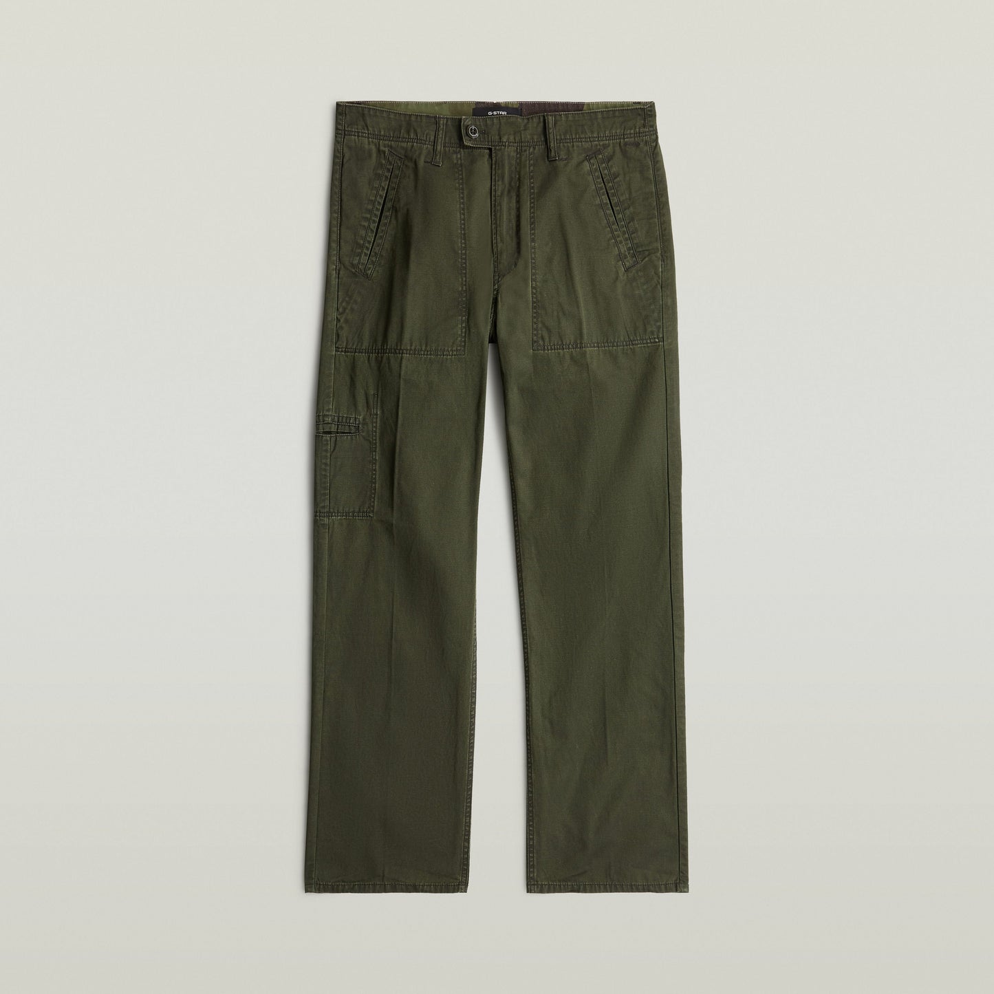 Chino Reversible Relaxed Straight en color verde olivo, estilo moderno, diseño reversible, 100% algodón.