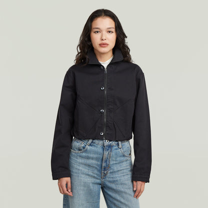Cazadora Cropped Barn negra con cierre de botón y cremallera, perfecta para un look moderno y versátil.