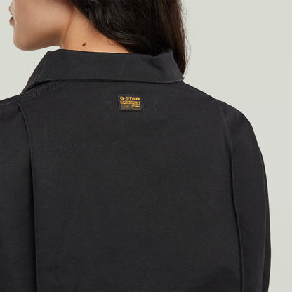 Detalle de la parte trasera de la chaqueta Cropped Barn, con etiqueta G-Star en color negro.