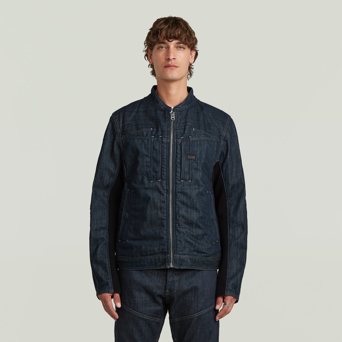 Chaqueta Biker Neo Raw, chaqueta biker de diseño minimalista, estilo moderno y elegante, cierre de cremallera.