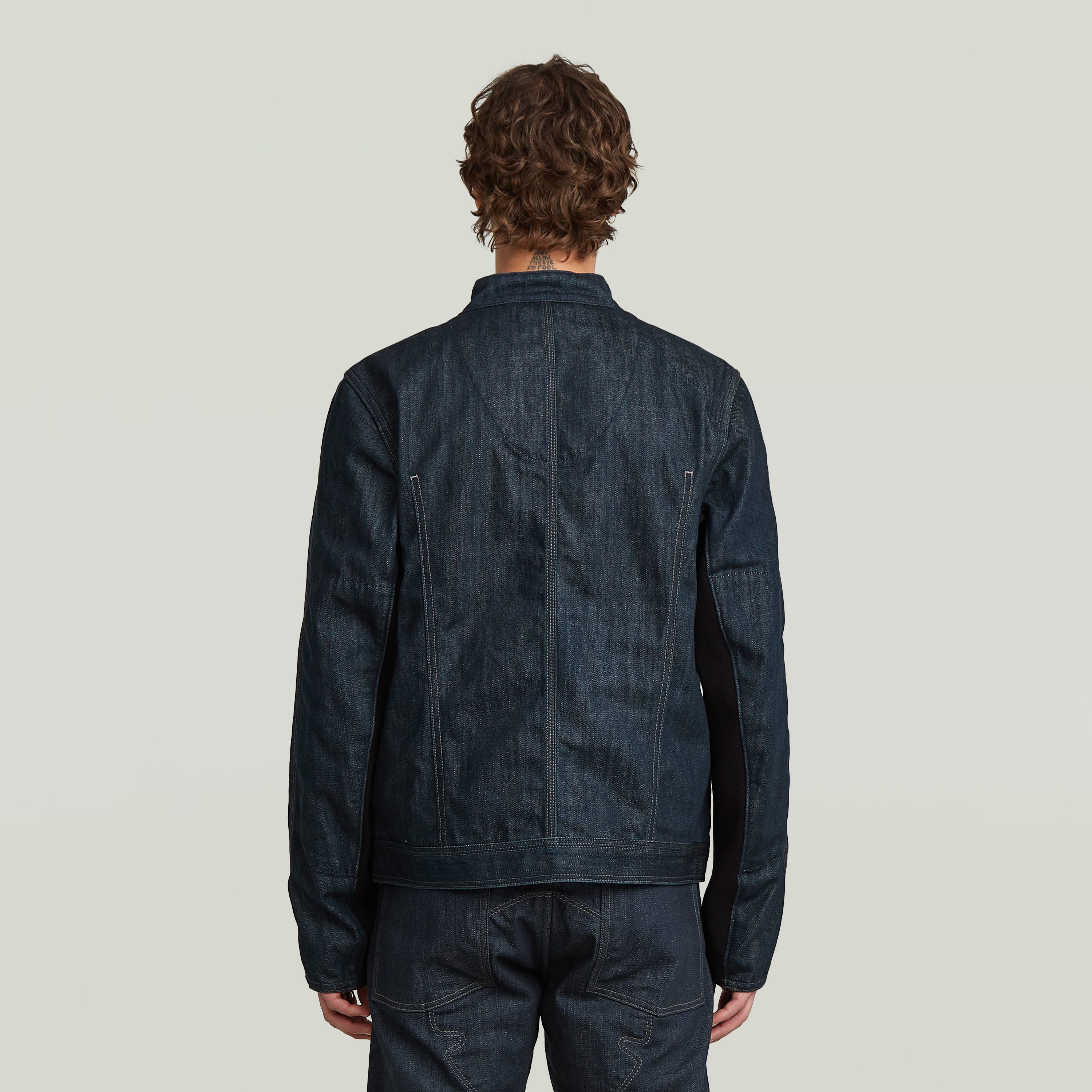 Chaqueta Biker Neo Raw, chaqueta biker de diseño minimalista, vista trasera en denim greencast azul oscuro.