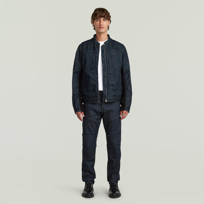 Modelo vistiendo chaqueta biker de diseño minimalista en denim greencast con corte ajustado.