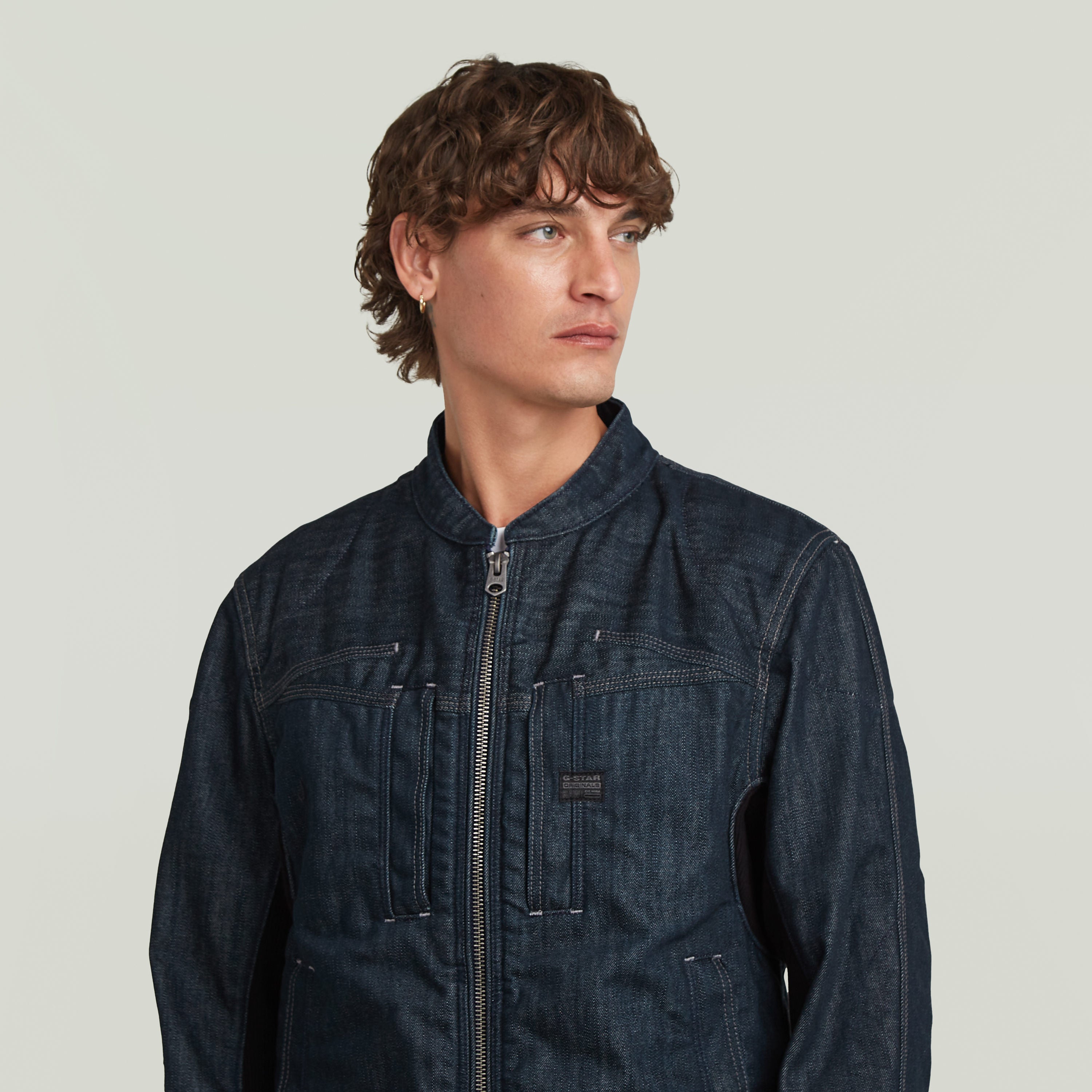 Chaqueta Biker Neo Raw, chaqueta biker de diseño minimalista, con corte ajustado y cierre de cremallera.