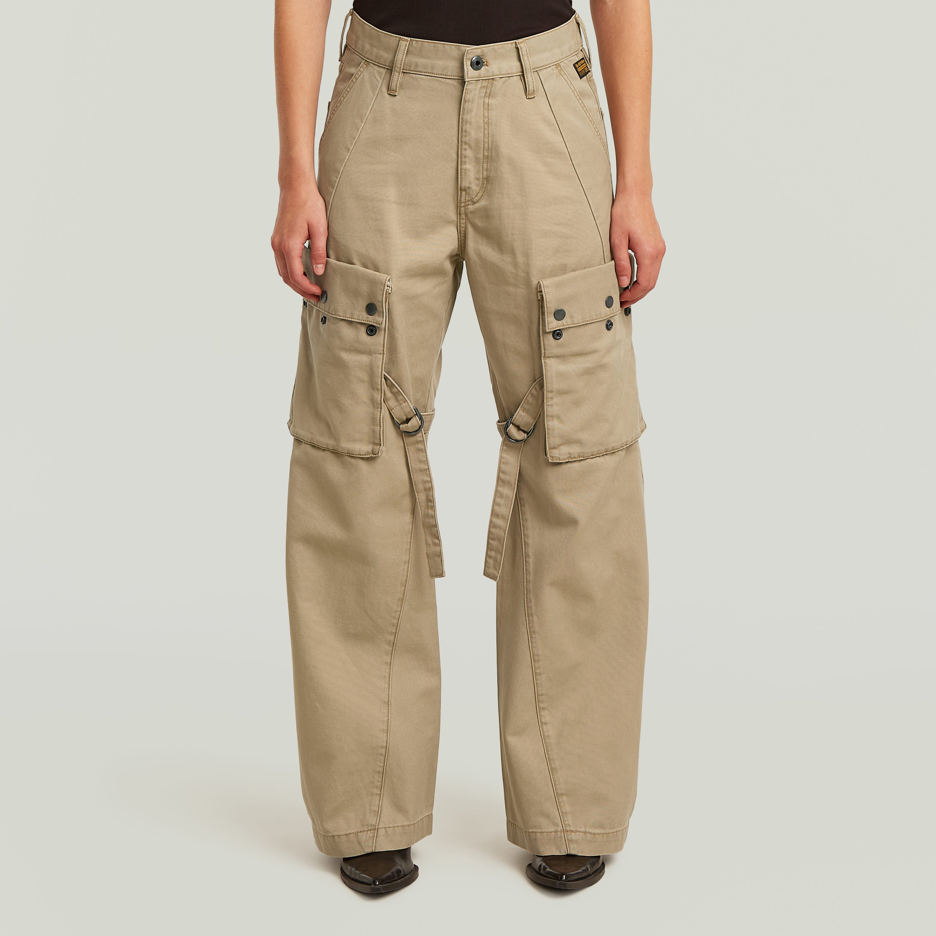 Pantalones Mega Cargo en color beige, estilo moderno con bolsillos utilitarios, ideales para un look de pantalones cargo modernos.