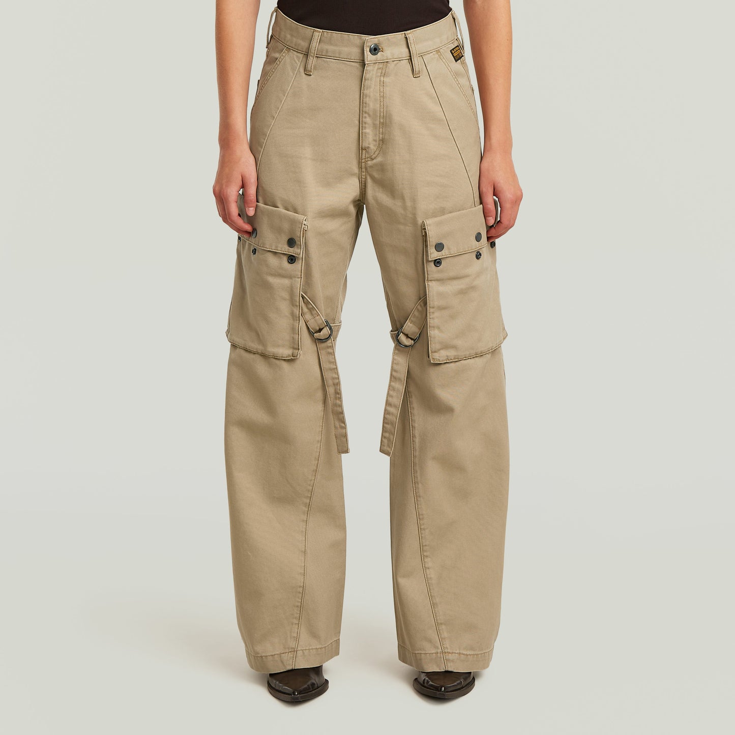 Pantalones Mega Cargo en color beige, estilo moderno con bolsillos utilitarios, ideales para un look de pantalones cargo modernos.