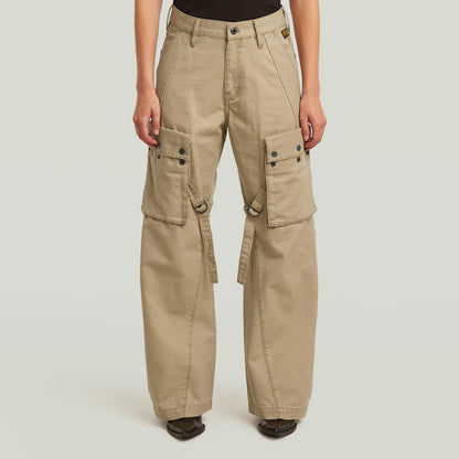 Pantalones Mega Cargo en color beige, estilo moderno con bolsillos utilitarios, ideales para un look de pantalones cargo modernos.