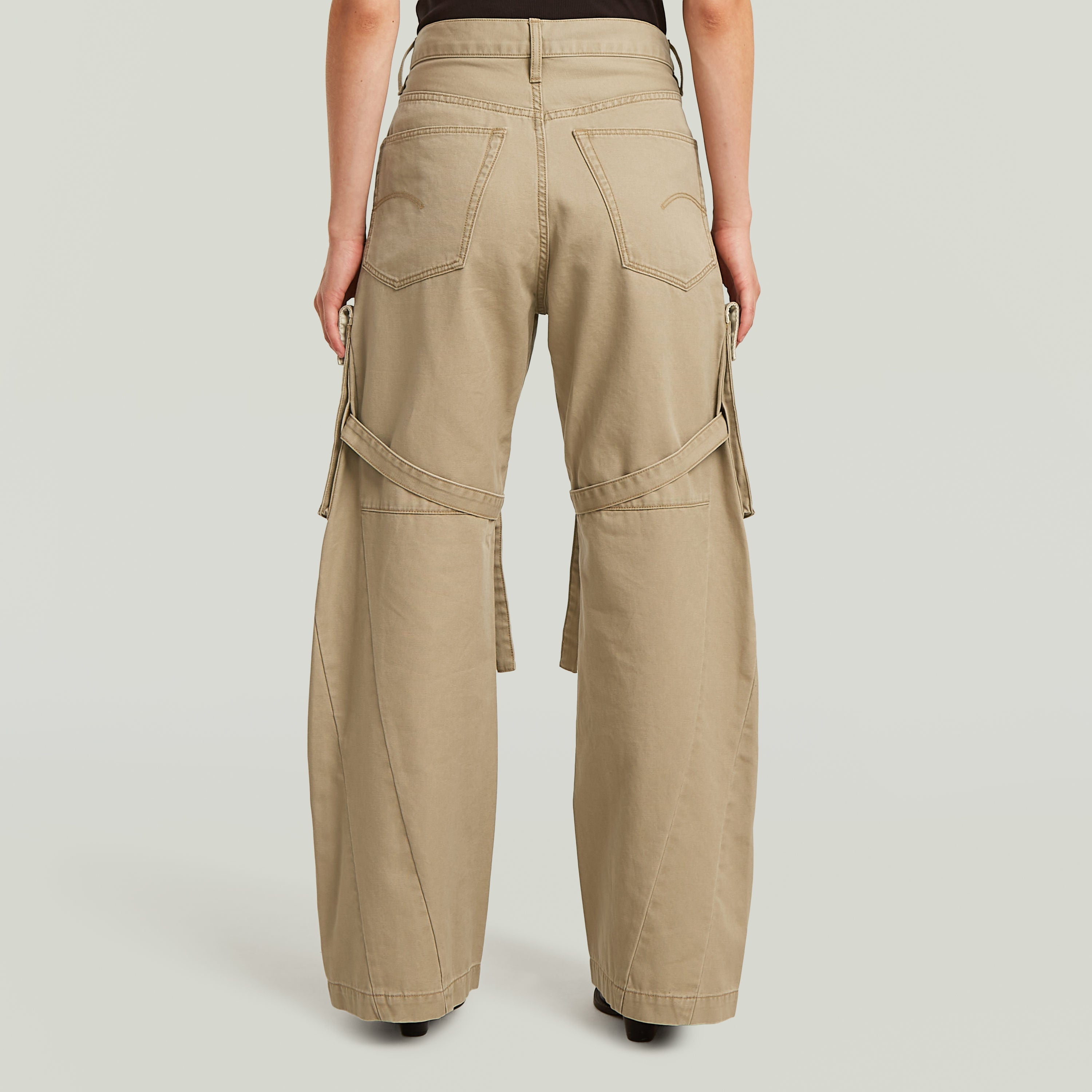 Vista trasera de pantalones Mega Cargo, pantalones cargo modernos, con corte suelto y múltiples bolsillos utilitarios.