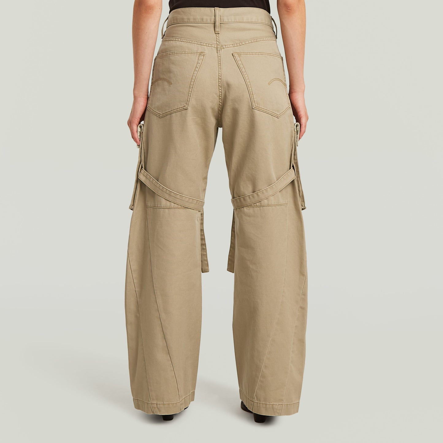 Vista trasera de pantalones Mega Cargo, pantalones cargo modernos, con corte suelto y múltiples bolsillos utilitarios.