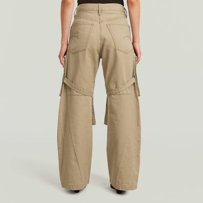 Vista trasera de pantalones Mega Cargo, pantalones cargo modernos, con corte suelto y múltiples bolsillos utilitarios.