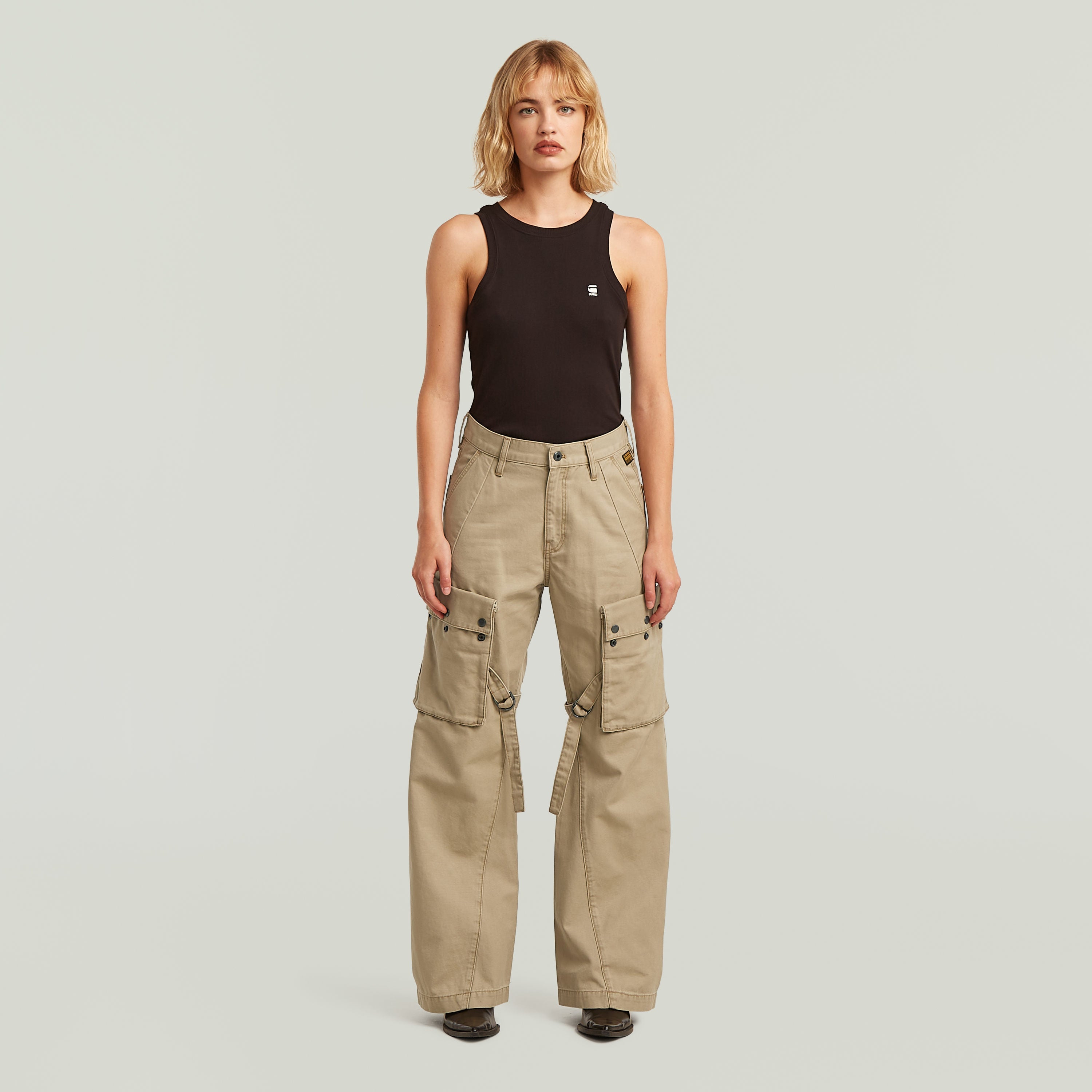 Modelo usando pantalones Mega Cargo, un estilo de pantalones cargo modernos con múltiples bolsillos.