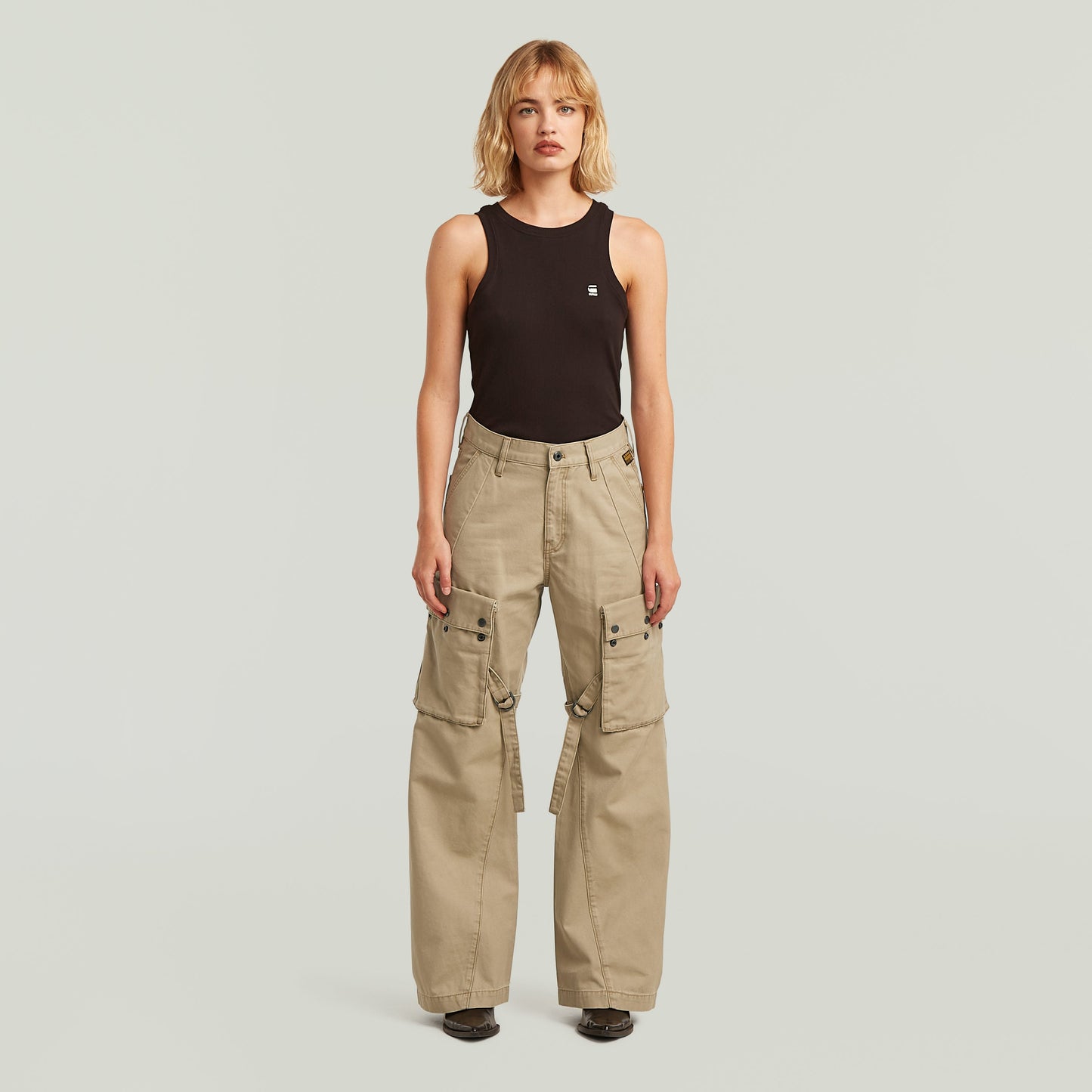 Modelo usando pantalones Mega Cargo, un estilo de pantalones cargo modernos con múltiples bolsillos.