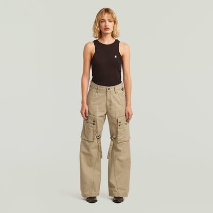 Modelo usando pantalones Mega Cargo, un estilo de pantalones cargo modernos con múltiples bolsillos.