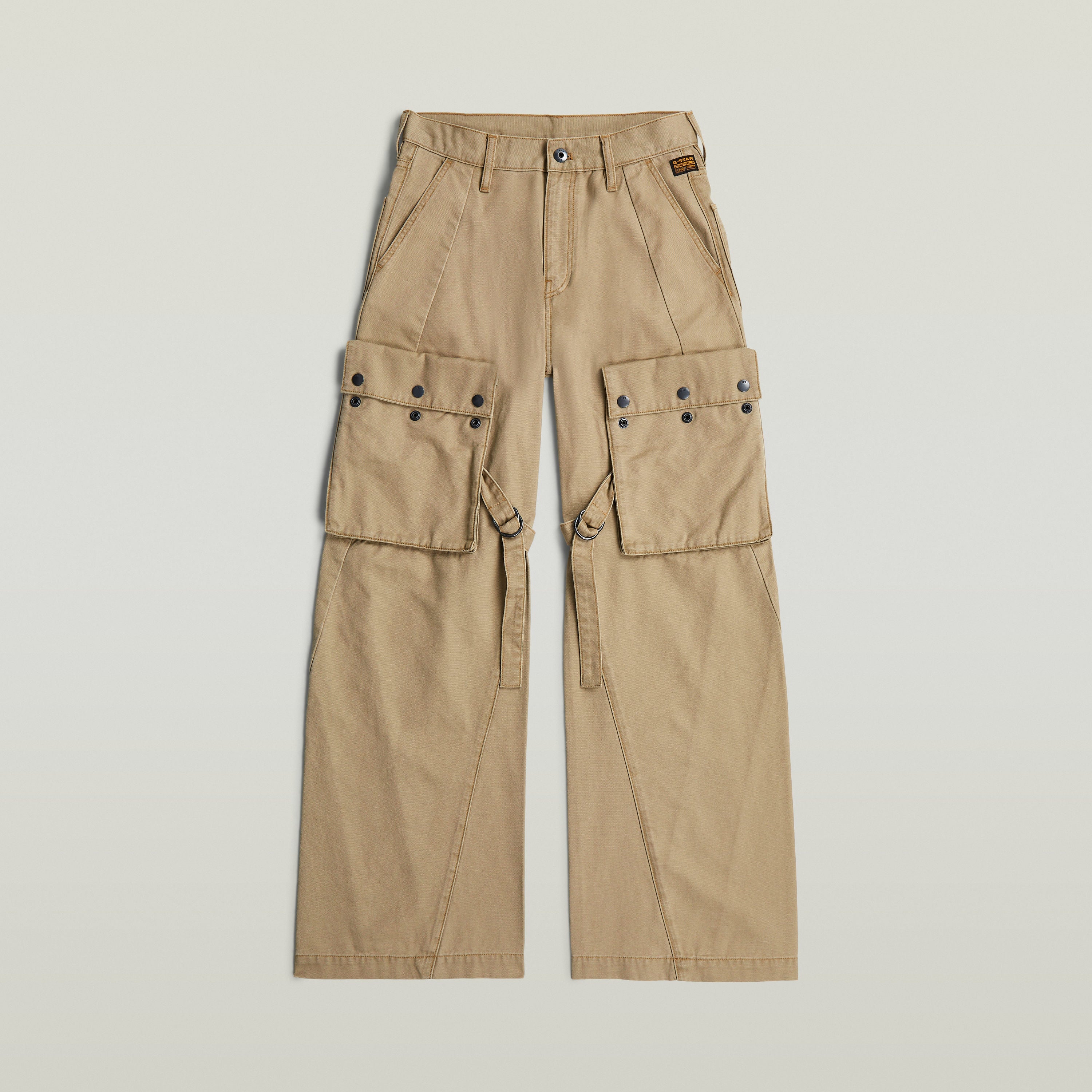 Pantalones Mega Cargo en color beige, pantalones cargo modernos con múltiples bolsillos y pernera larga.