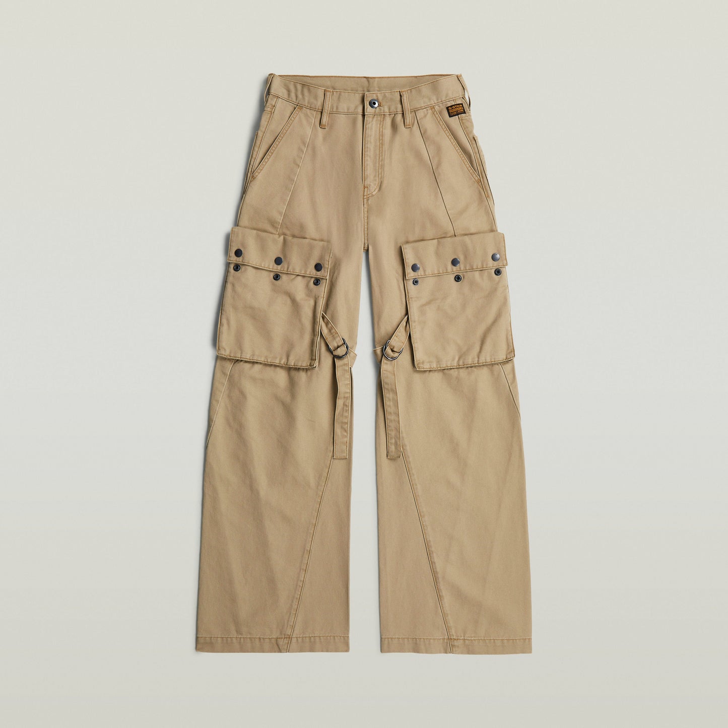 Pantalones Mega Cargo en color beige, pantalones cargo modernos con múltiples bolsillos y pernera larga.