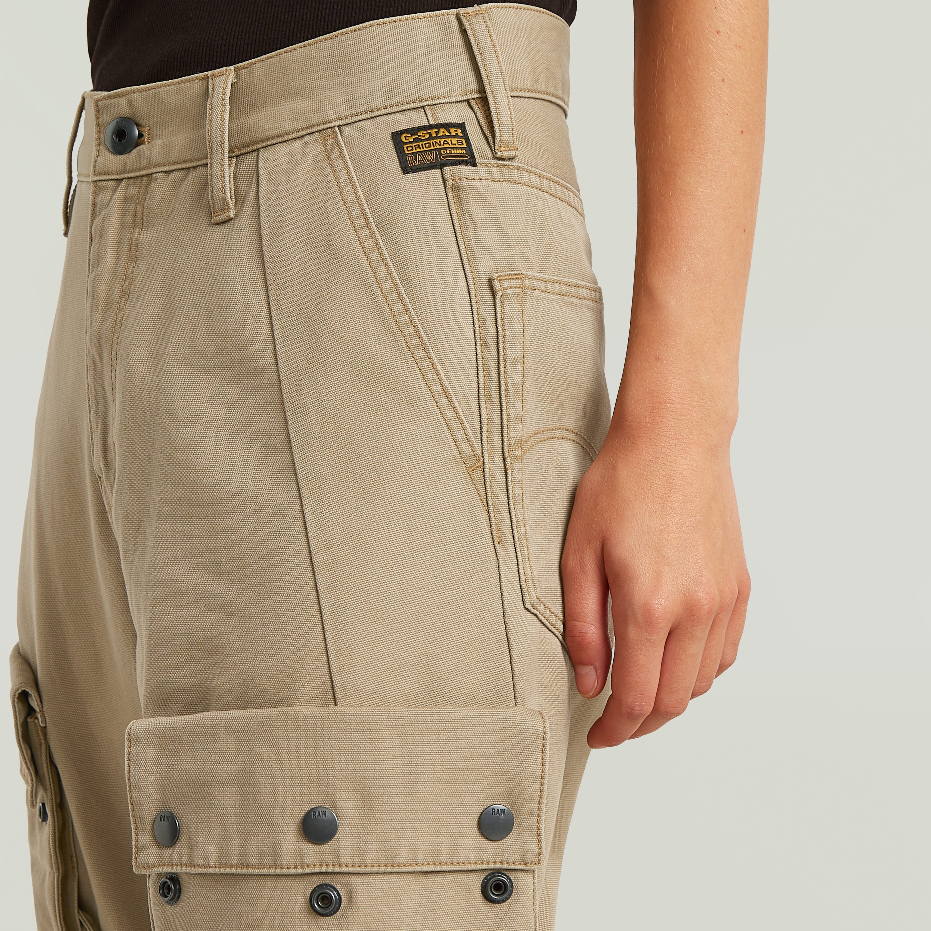 Pantalones Mega Cargo de G-Star, diseño moderno con múltiples bolsillos, ideales para un estilo contemporáneo con pantalones cargo modernos.