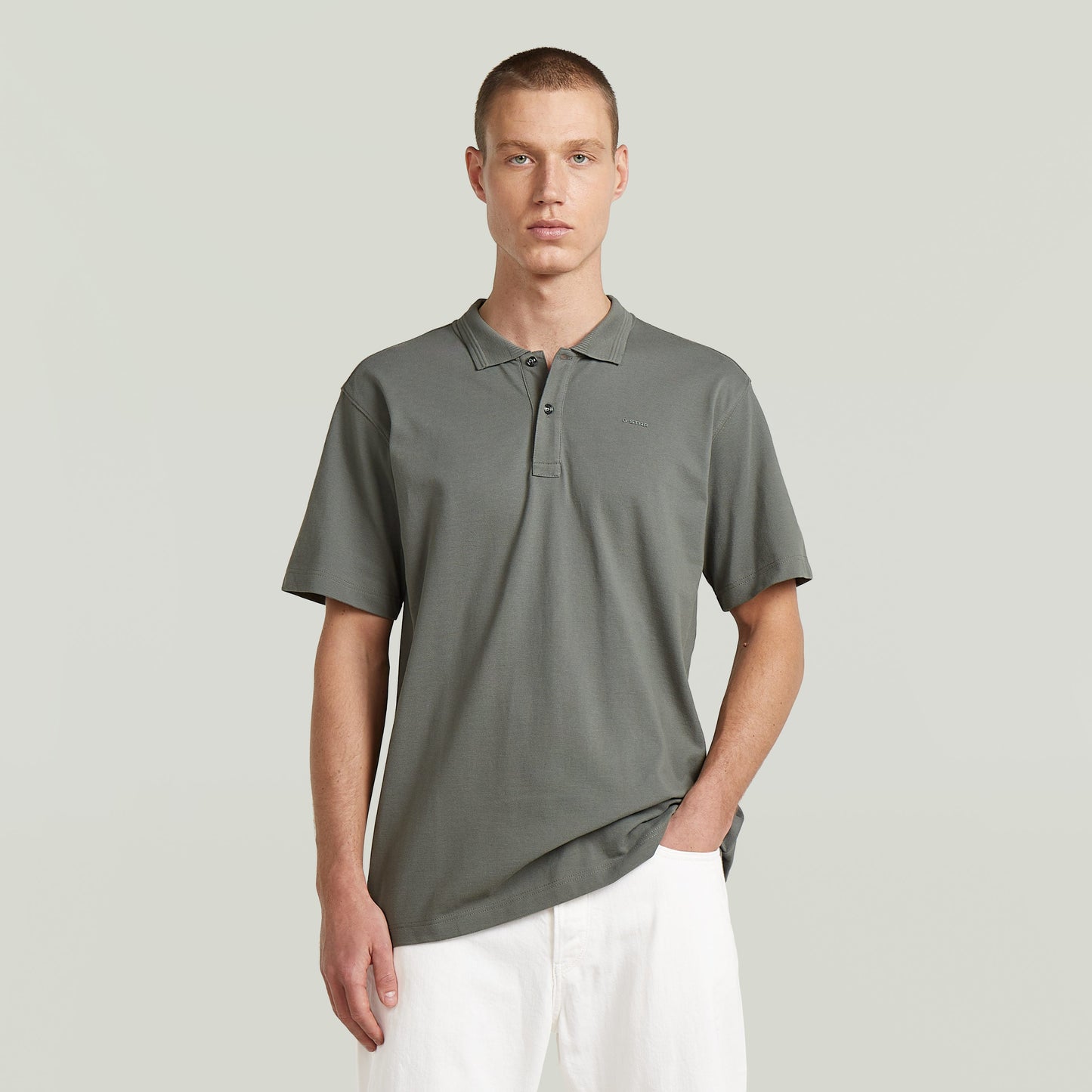Polo Core Regular El Core Regular Polo combina el clásico cuello polo con cierre de botones, para un diseño atemporal. Su manga corta y fit regular lo hacen una prenda versátil.