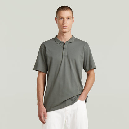 Polo Core Regular El Core Regular Polo combina el clásico cuello polo con cierre de botones, para un diseño atemporal. Su manga corta y fit regular lo hacen una prenda versátil.