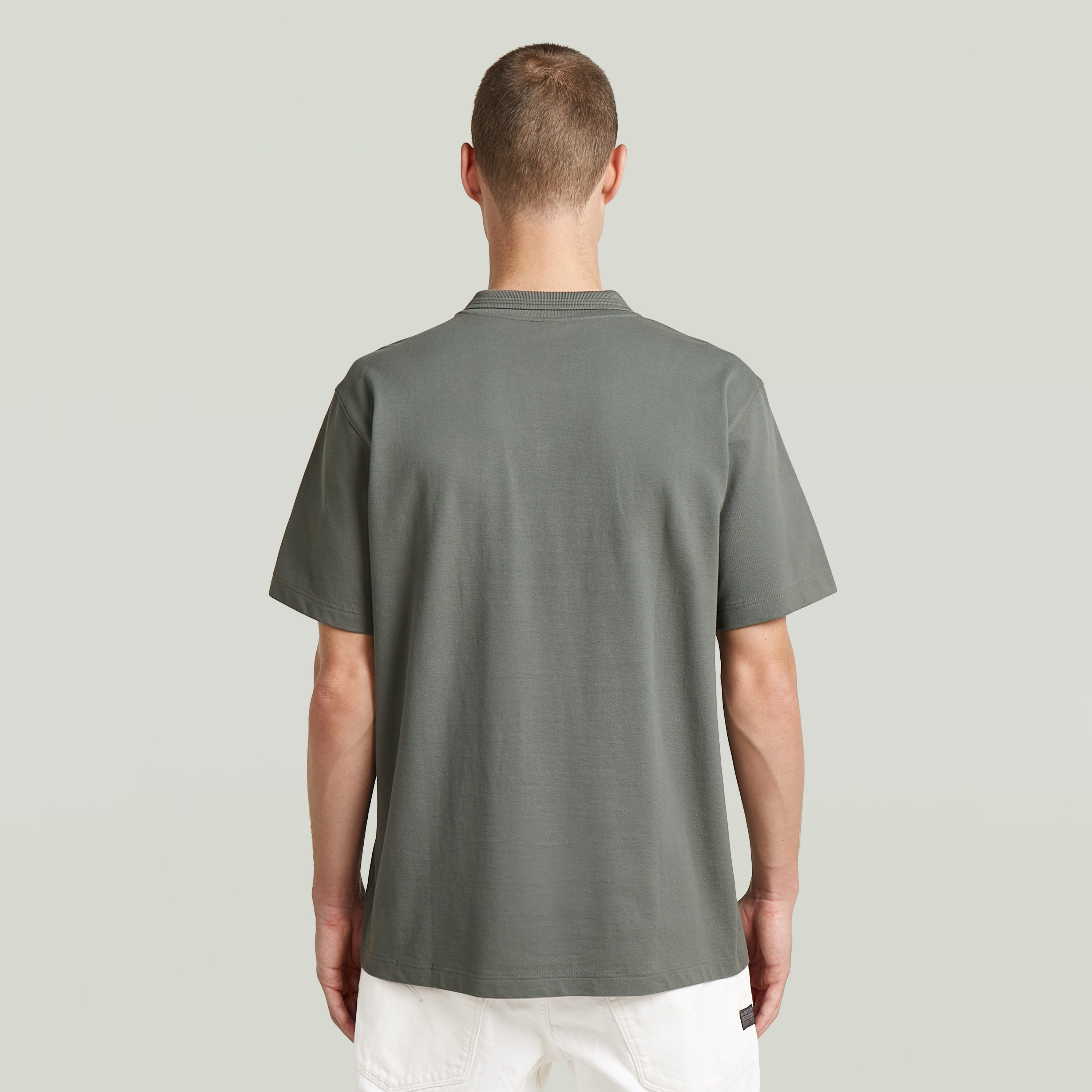 Polo Core Regular El Core Regular Polo combina el clásico cuello polo con cierre de botones, para un diseño atemporal. Su manga corta y fit regular lo hacen una prenda versátil.