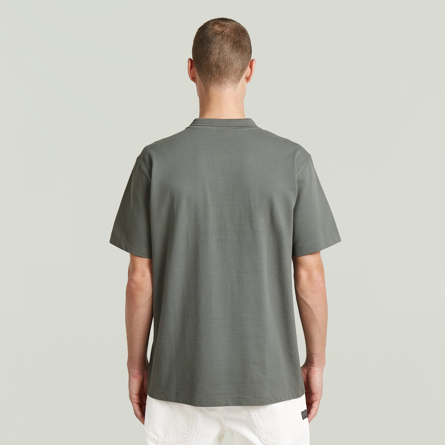 Polo Core Regular El Core Regular Polo combina el clásico cuello polo con cierre de botones, para un diseño atemporal. Su manga corta y fit regular lo hacen una prenda versátil.