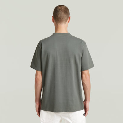 Polo Core Regular El Core Regular Polo combina el clásico cuello polo con cierre de botones, para un diseño atemporal. Su manga corta y fit regular lo hacen una prenda versátil.