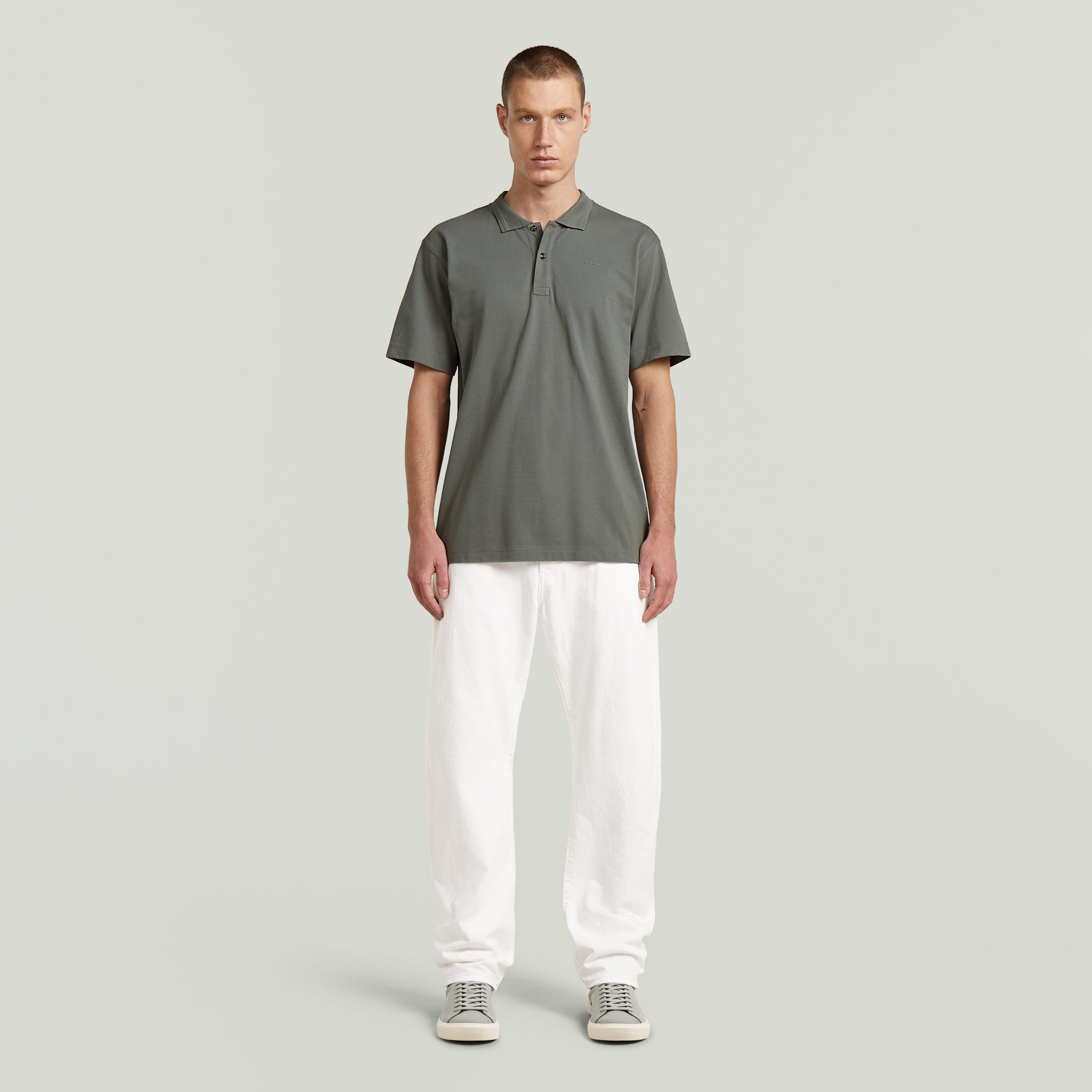 Polo Core Regular El Core Regular Polo combina el clásico cuello polo con cierre de botones, para un diseño atemporal. Su manga corta y fit regular lo hacen una prenda versátil.