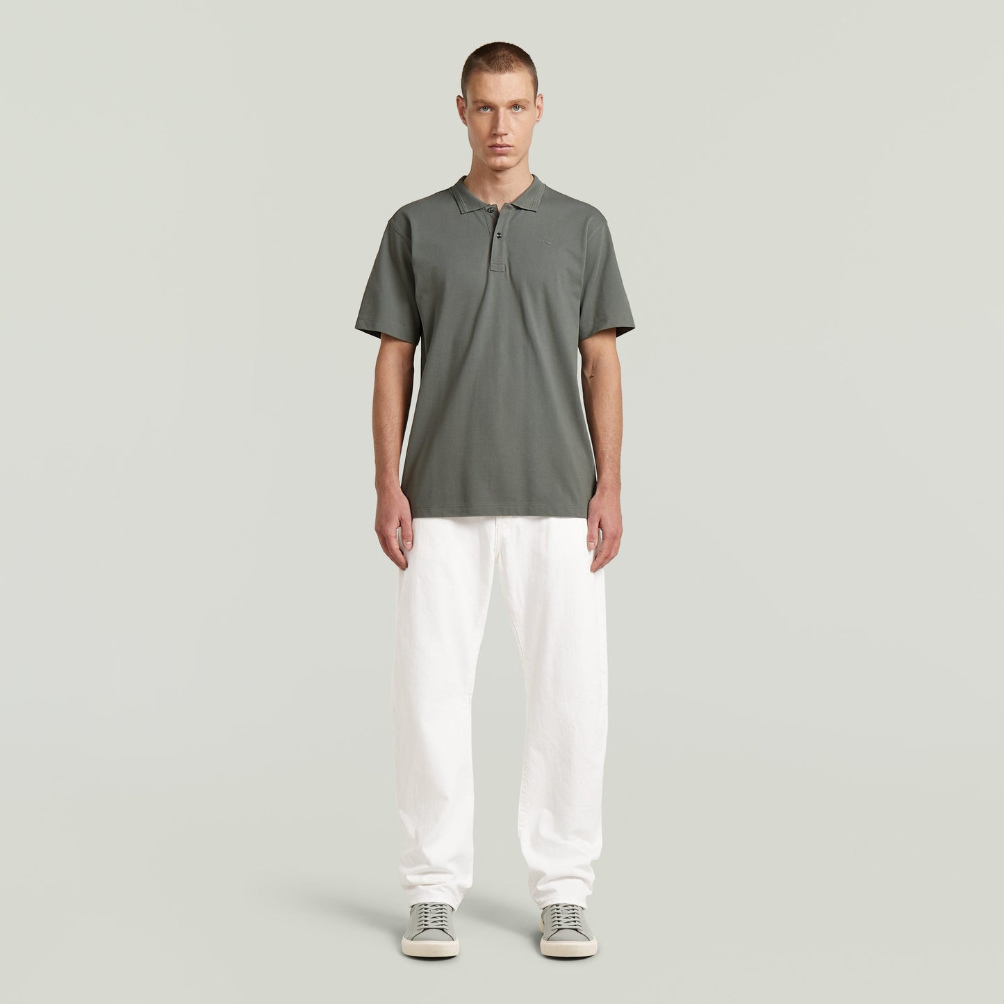 Polo Core Regular El Core Regular Polo combina el clásico cuello polo con cierre de botones, para un diseño atemporal. Su manga corta y fit regular lo hacen una prenda versátil.