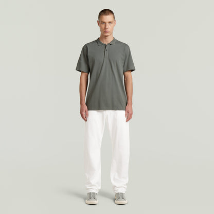 Polo Core Regular El Core Regular Polo combina el clásico cuello polo con cierre de botones, para un diseño atemporal. Su manga corta y fit regular lo hacen una prenda versátil.