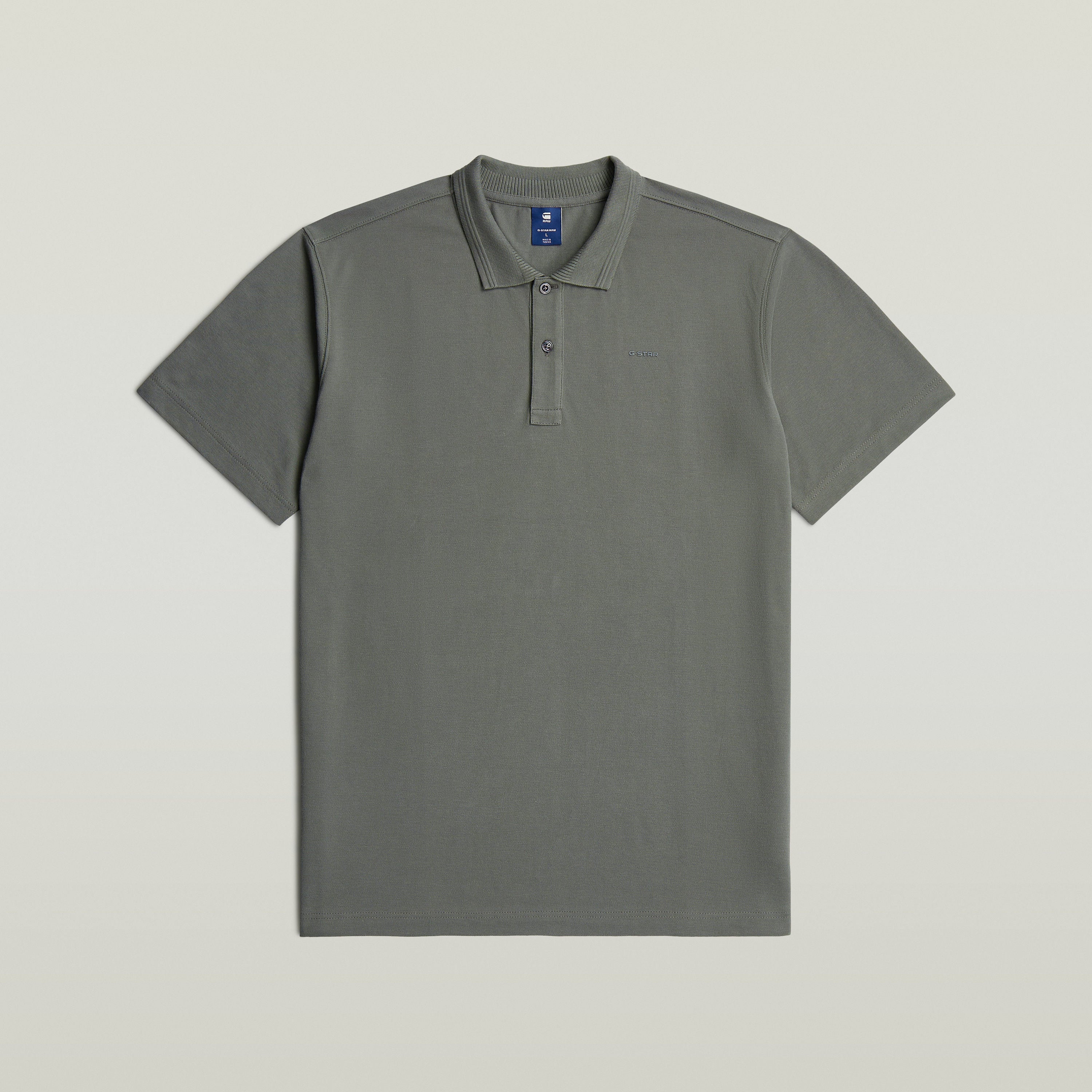 Polo Core Regular El Core Regular Polo combina el clásico cuello polo con cierre de botones, para un diseño atemporal. Su manga corta y fit regular lo hacen una prenda versátil.