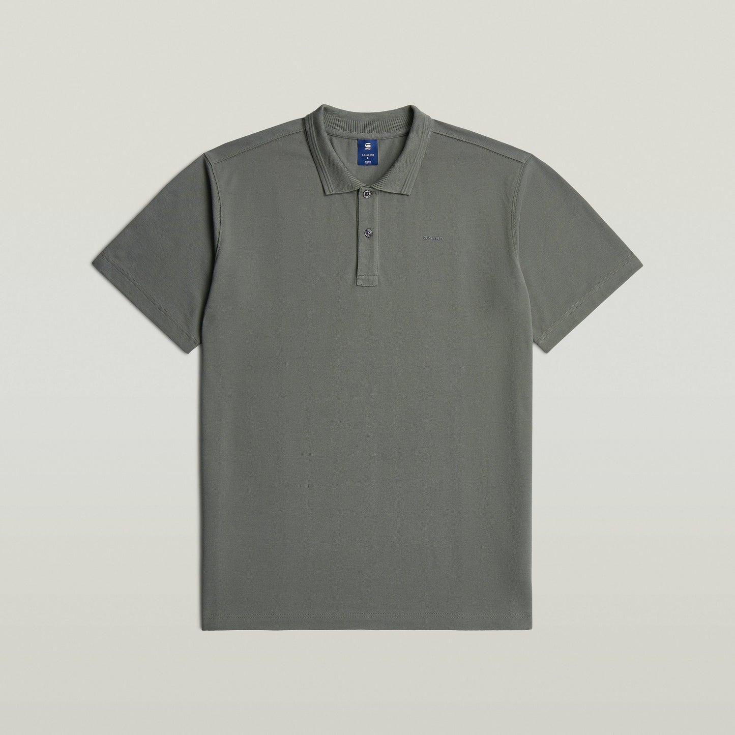 Polo Core Regular El Core Regular Polo combina el clásico cuello polo con cierre de botones, para un diseño atemporal. Su manga corta y fit regular lo hacen una prenda versátil.