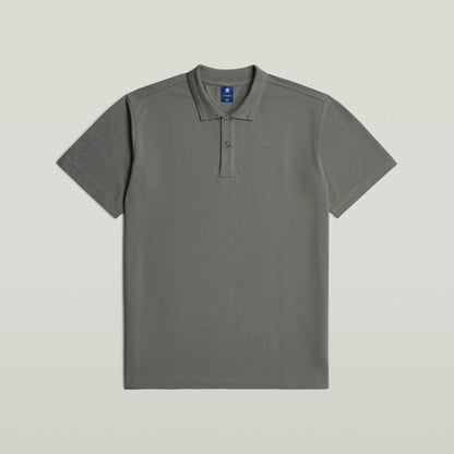 Polo Core Regular El Core Regular Polo combina el clásico cuello polo con cierre de botones, para un diseño atemporal. Su manga corta y fit regular lo hacen una prenda versátil.