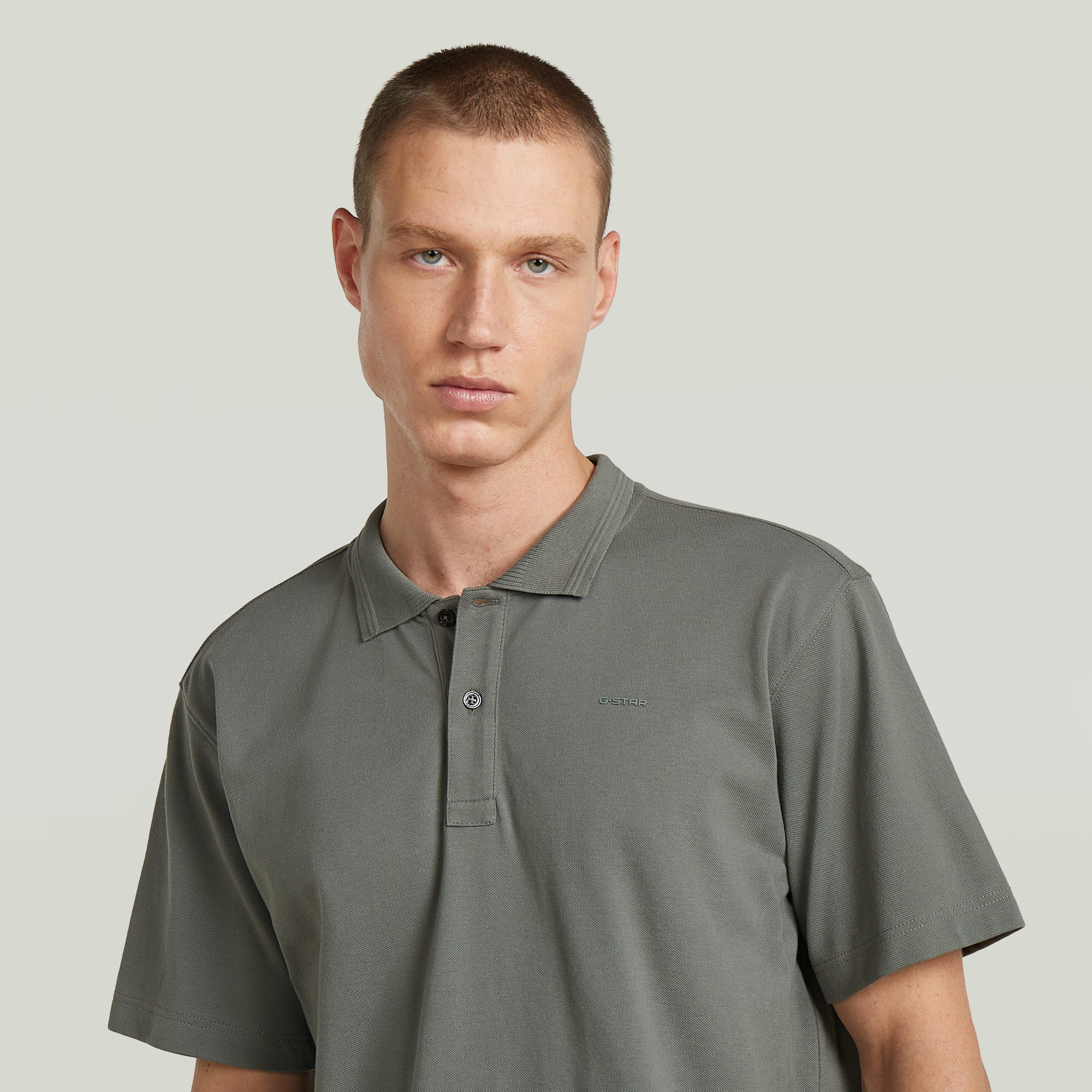 Polo Core Regular El Core Regular Polo combina el clásico cuello polo con cierre de botones, para un diseño atemporal. Su manga corta y fit regular lo hacen una prenda versátil.