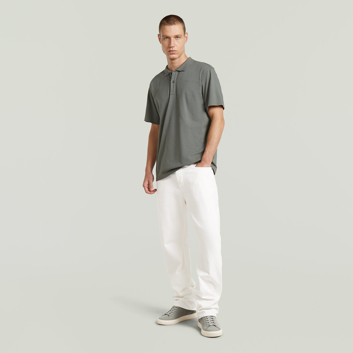 Polo Core Regular El Core Regular Polo combina el clásico cuello polo con cierre de botones, para un diseño atemporal. Su manga corta y fit regular lo hacen una prenda versátil.