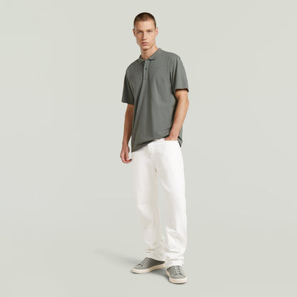 Polo Core Regular El Core Regular Polo combina el clásico cuello polo con cierre de botones, para un diseño atemporal. Su manga corta y fit regular lo hacen una prenda versátil.