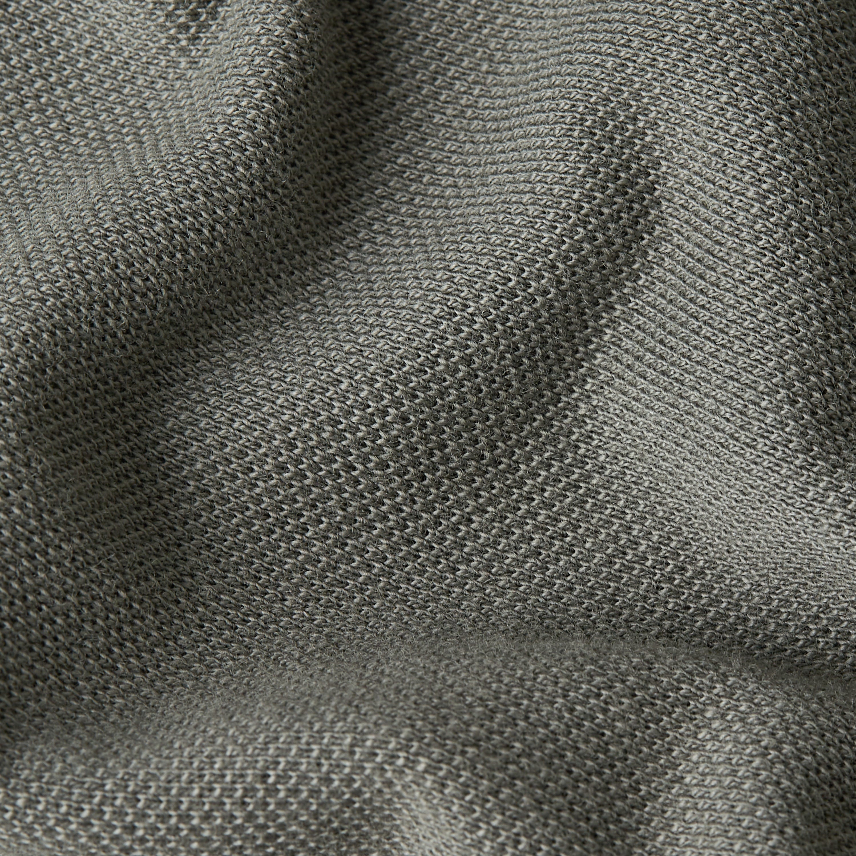 Polo Core Regular El Core Regular Polo combina el clásico cuello polo con cierre de botones, para un diseño atemporal. Su manga corta y fit regular lo hacen una prenda versátil.