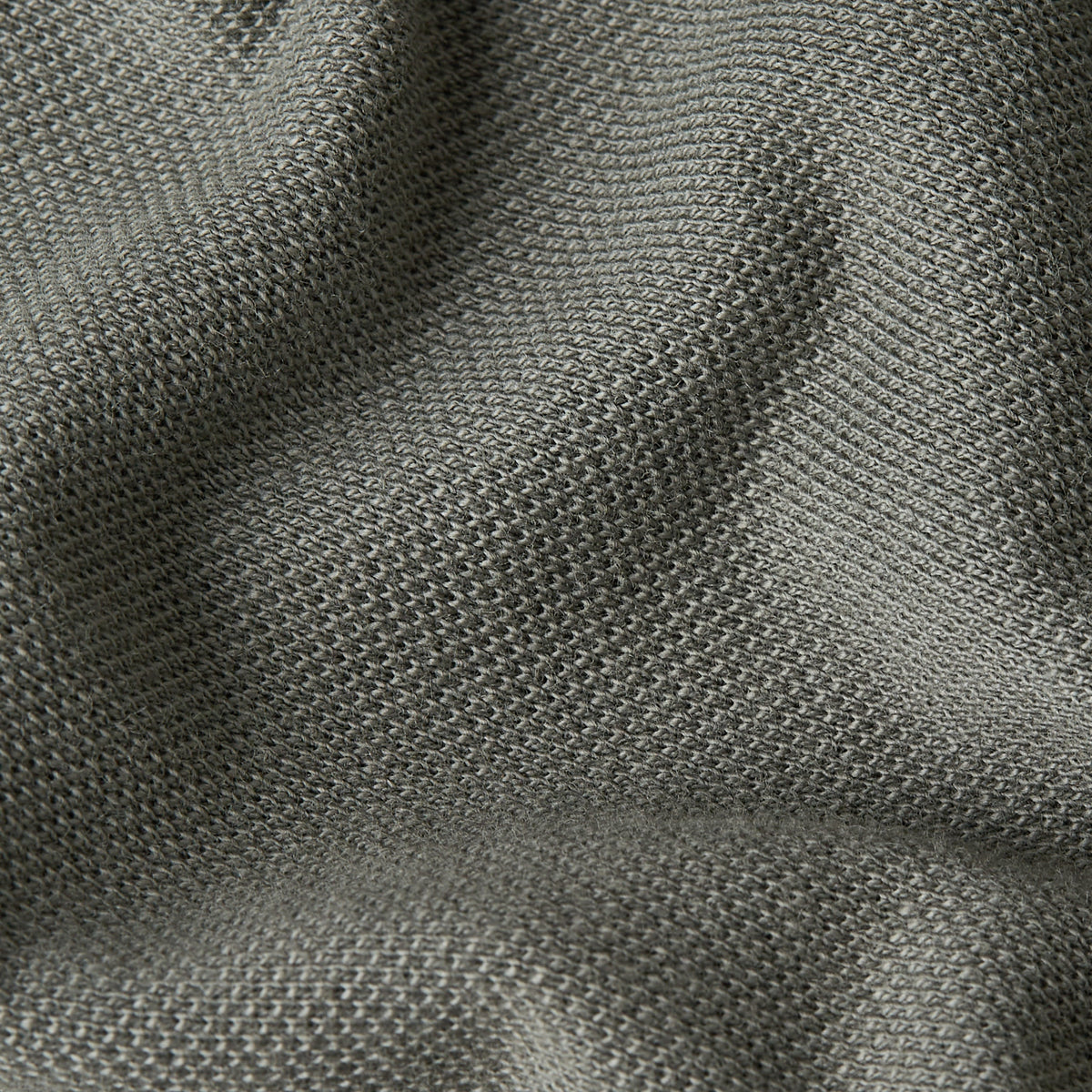 Polo Core Regular El Core Regular Polo combina el clásico cuello polo con cierre de botones, para un diseño atemporal. Su manga corta y fit regular lo hacen una prenda versátil.