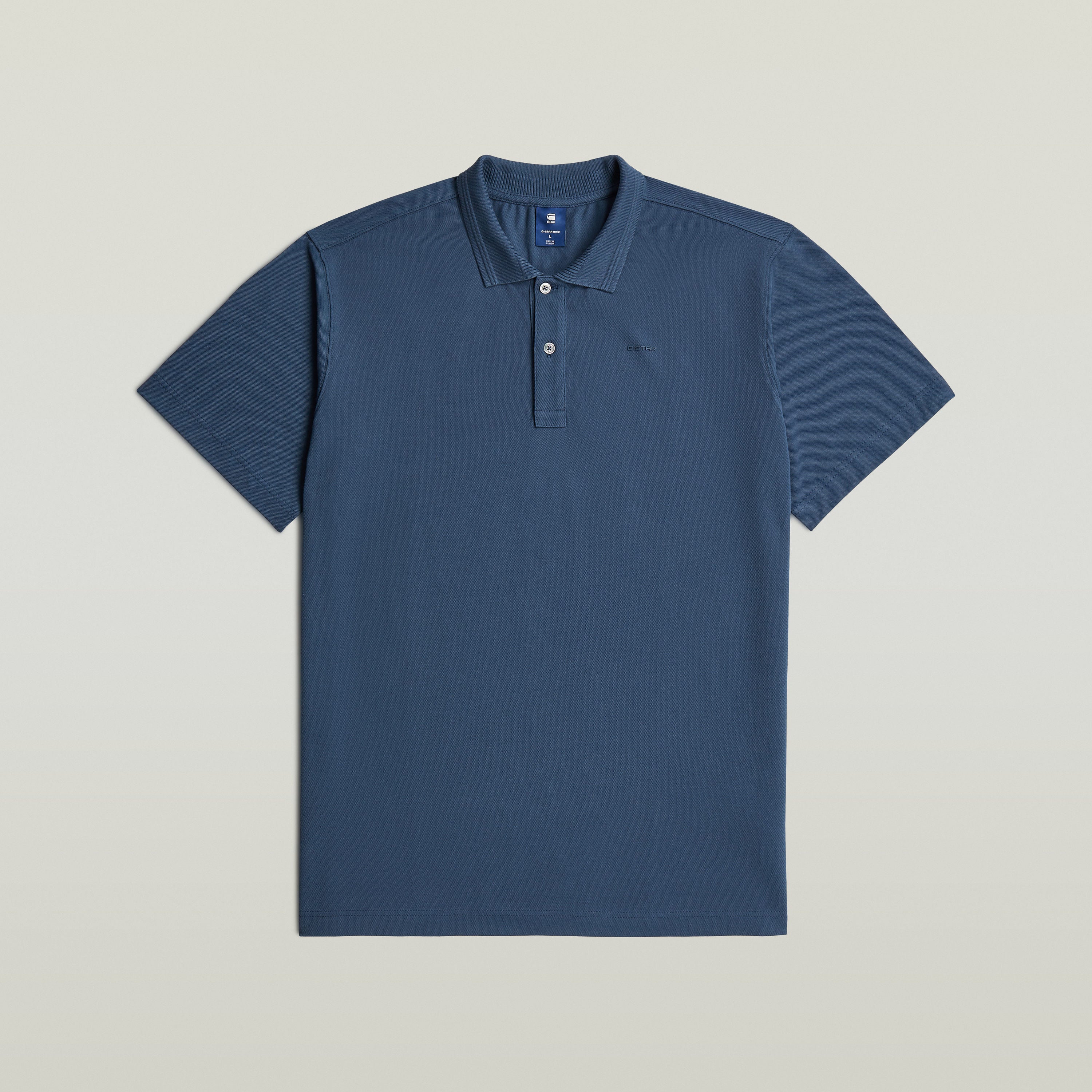 polo core regular shirt en color azul intermedio con cuello clásico y cierre de botones