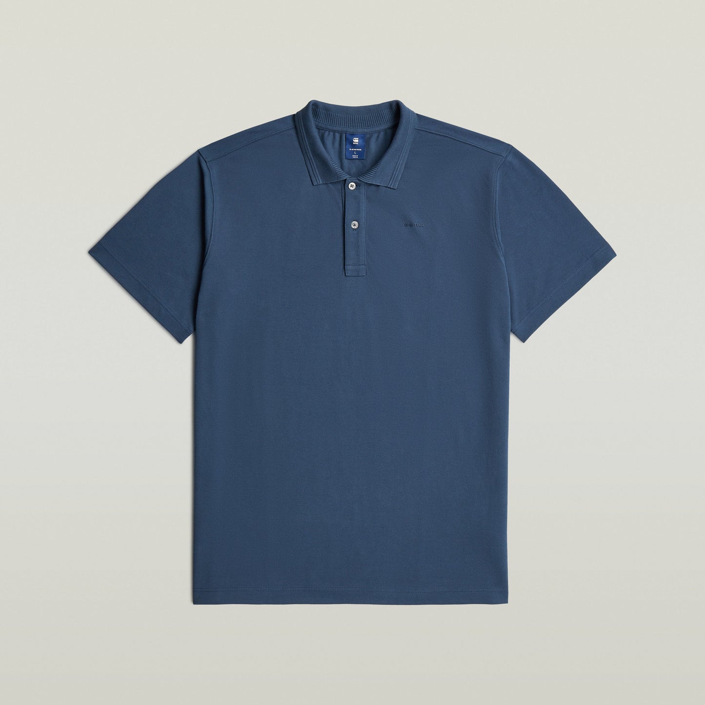 polo core regular shirt en color azul intermedio con cuello clásico y cierre de botones