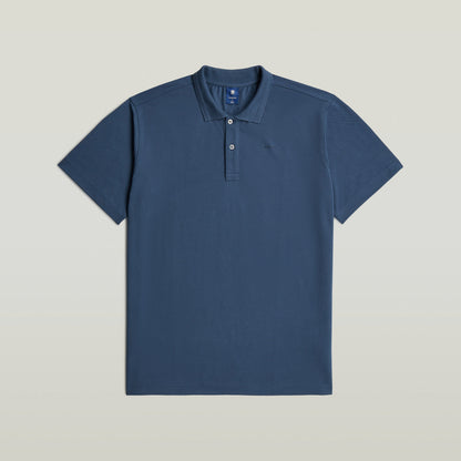 polo core regular shirt en color azul intermedio con cuello clásico y cierre de botones