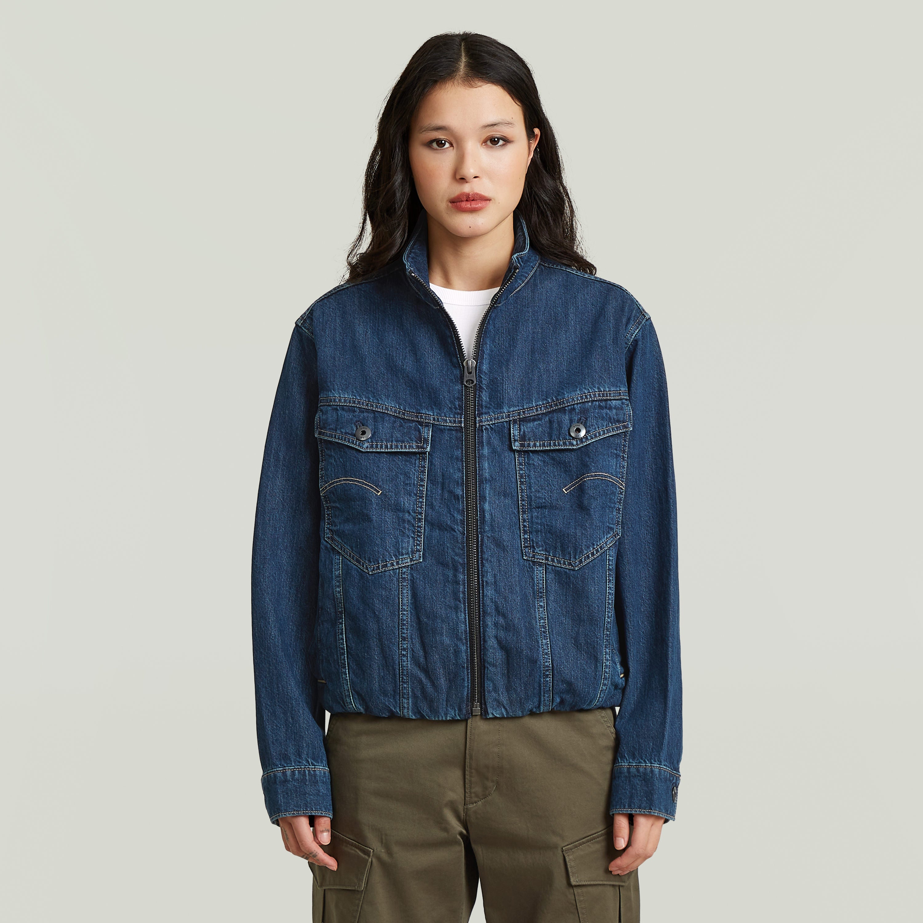 Chaqueta Rib Trucker, sustainable oversized trucker jacket, diseño clásico en azul intermedio, corte oversize y materiales sostenibles.
