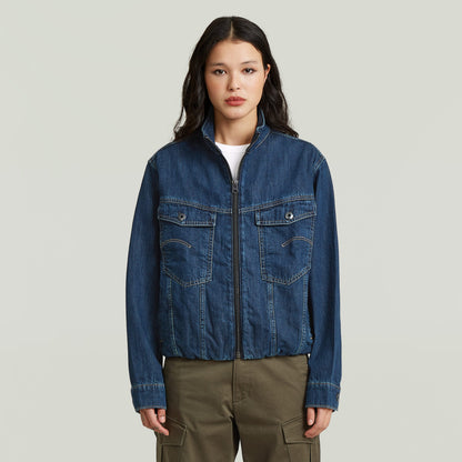 Chaqueta Rib Trucker, sustainable oversized trucker jacket, diseño clásico en azul intermedio, corte oversize y materiales sostenibles.