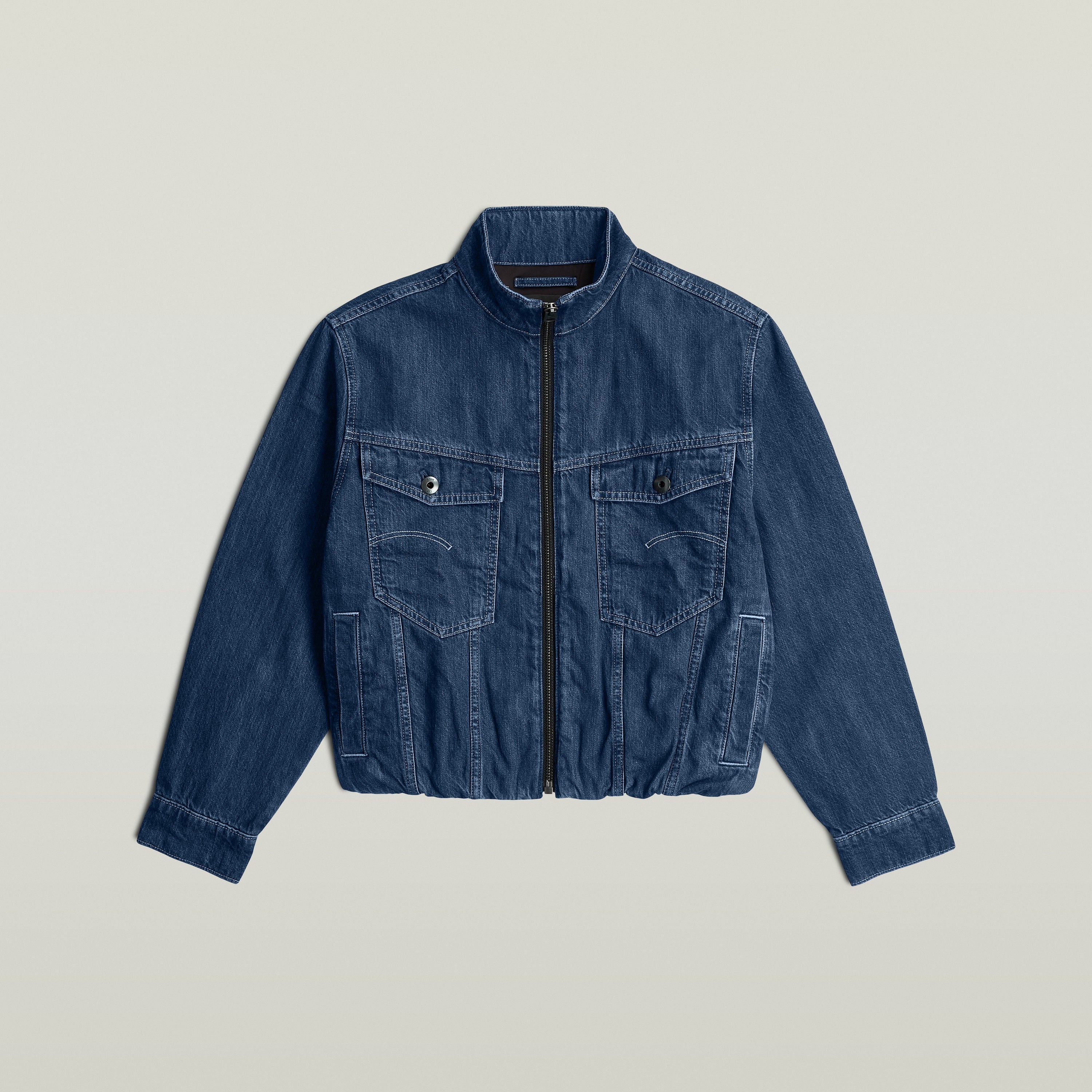 Chaqueta Rib Trucker azul intermedio, una sustainable oversized trucker jacket con diseño clásico y cortes modernos.