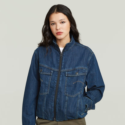 Mujer modelando chaqueta Rib Trucker, una sustainable oversized trucker jacket de algodón, con diseño clásico y moderno.