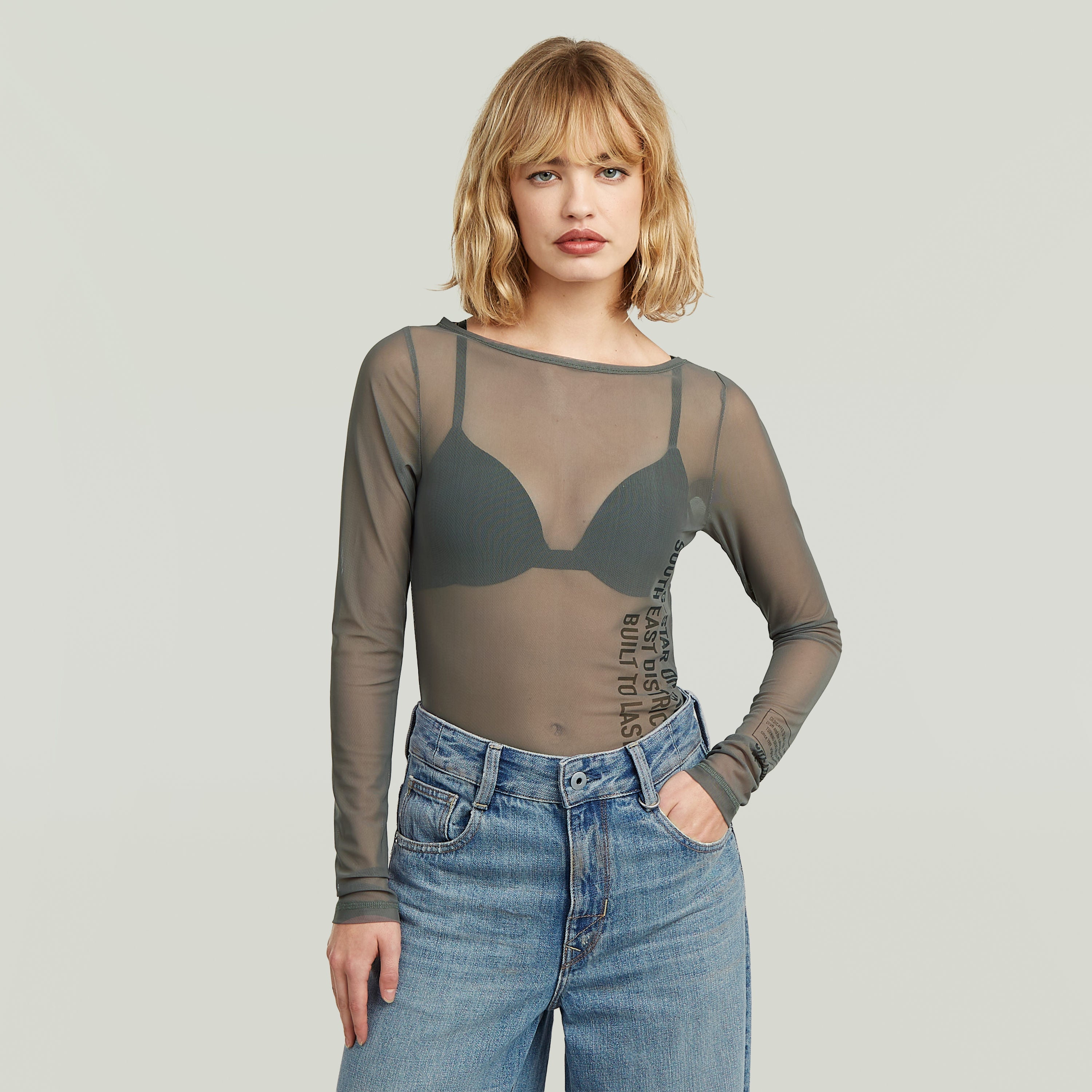 Camiseta slim con detalle gráfico, cuello redondo y mangas largas en color gris oscuro.