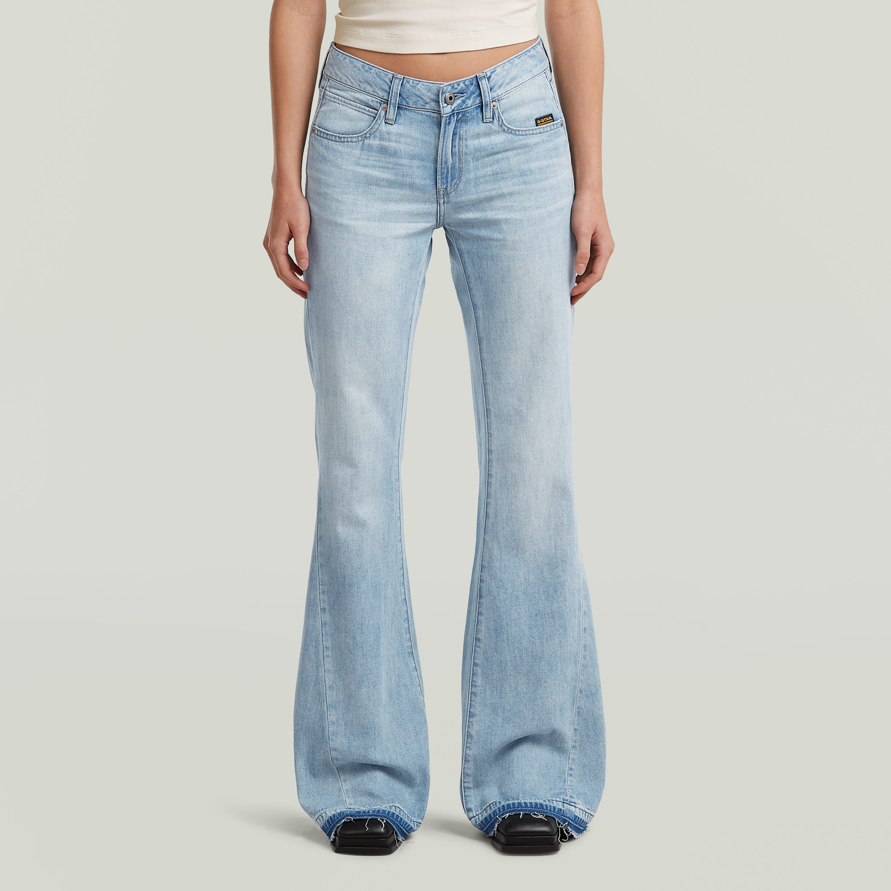 Jeans Stevey Flare en color azul intermedio, diseño único, 3D flare bootcut jeans de algodón regenerativo.